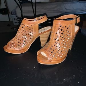 Open heels. Worn 2x. Like new. The bottom clean.